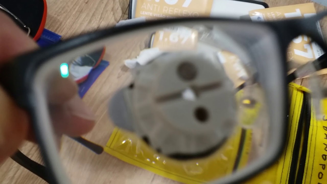 Grau forte em armação grande, com lentes1.67