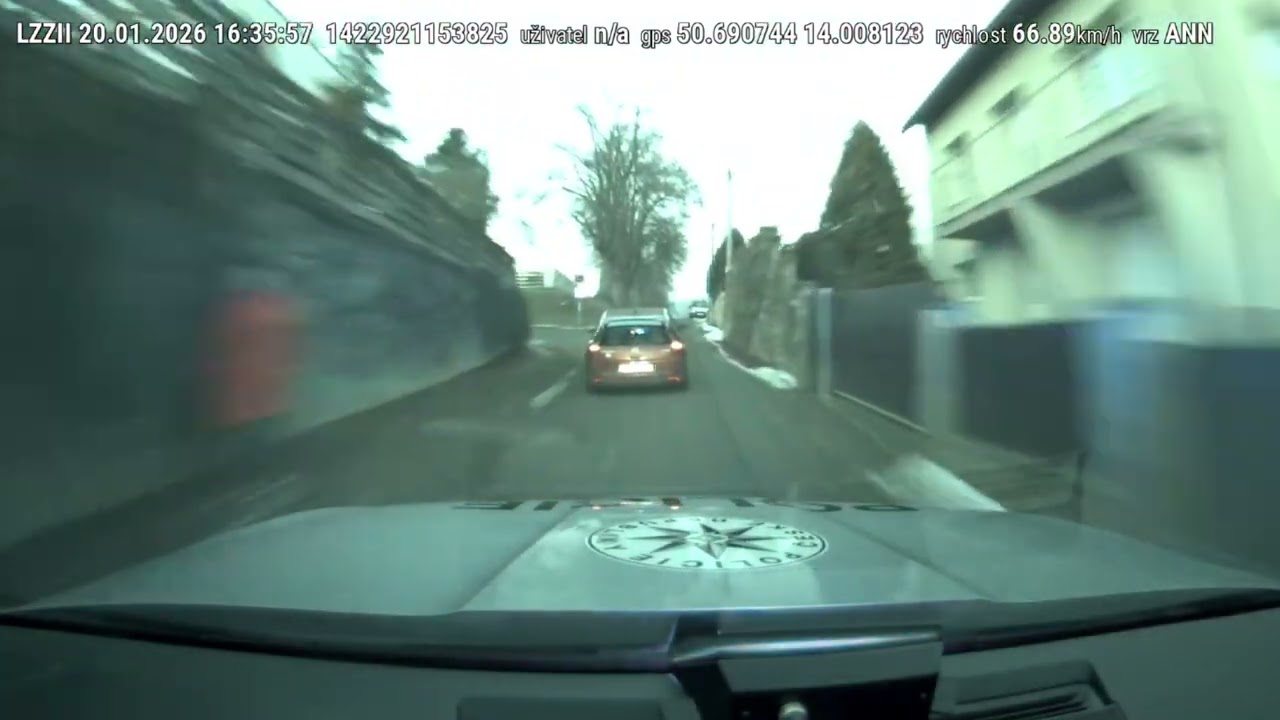 Policie ČR: Nebezpečné jízda ujíždějícího řidiče skončilo havárií v poli