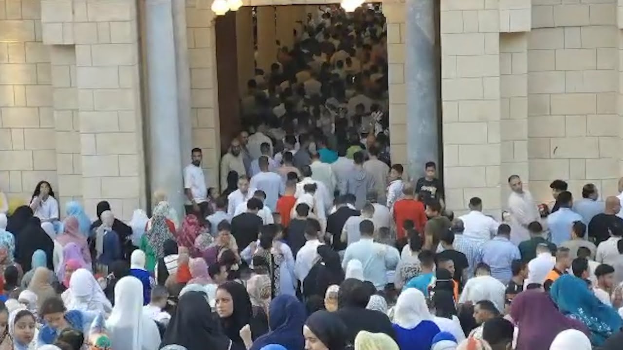 مشهد مبهج وسط التكبيرات ..  الآلاف يؤدون صلاة العيد مسجد في عمرو بن العاص