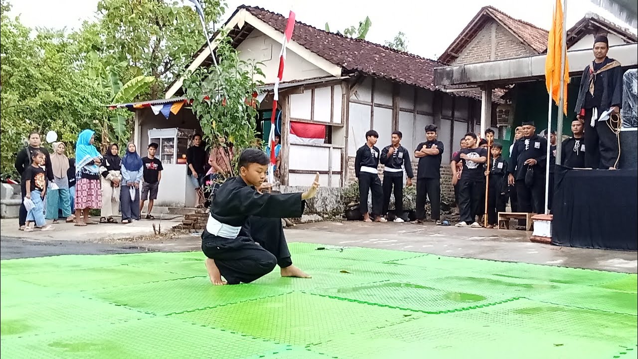 Atraksi pencak silat warga baru PSHT RAYON plosojenar kec, Kauman 