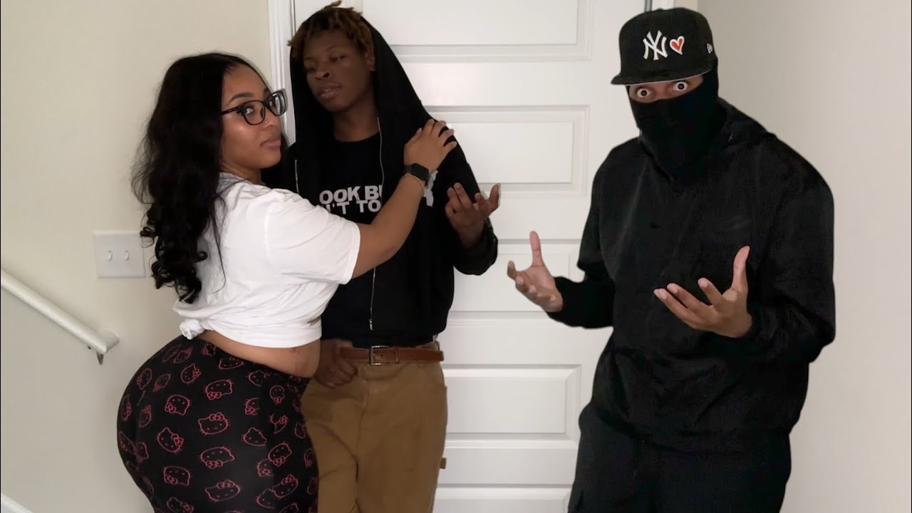 Точка зрения: Твой брат слишком много делает рядом с твоей девушкой.