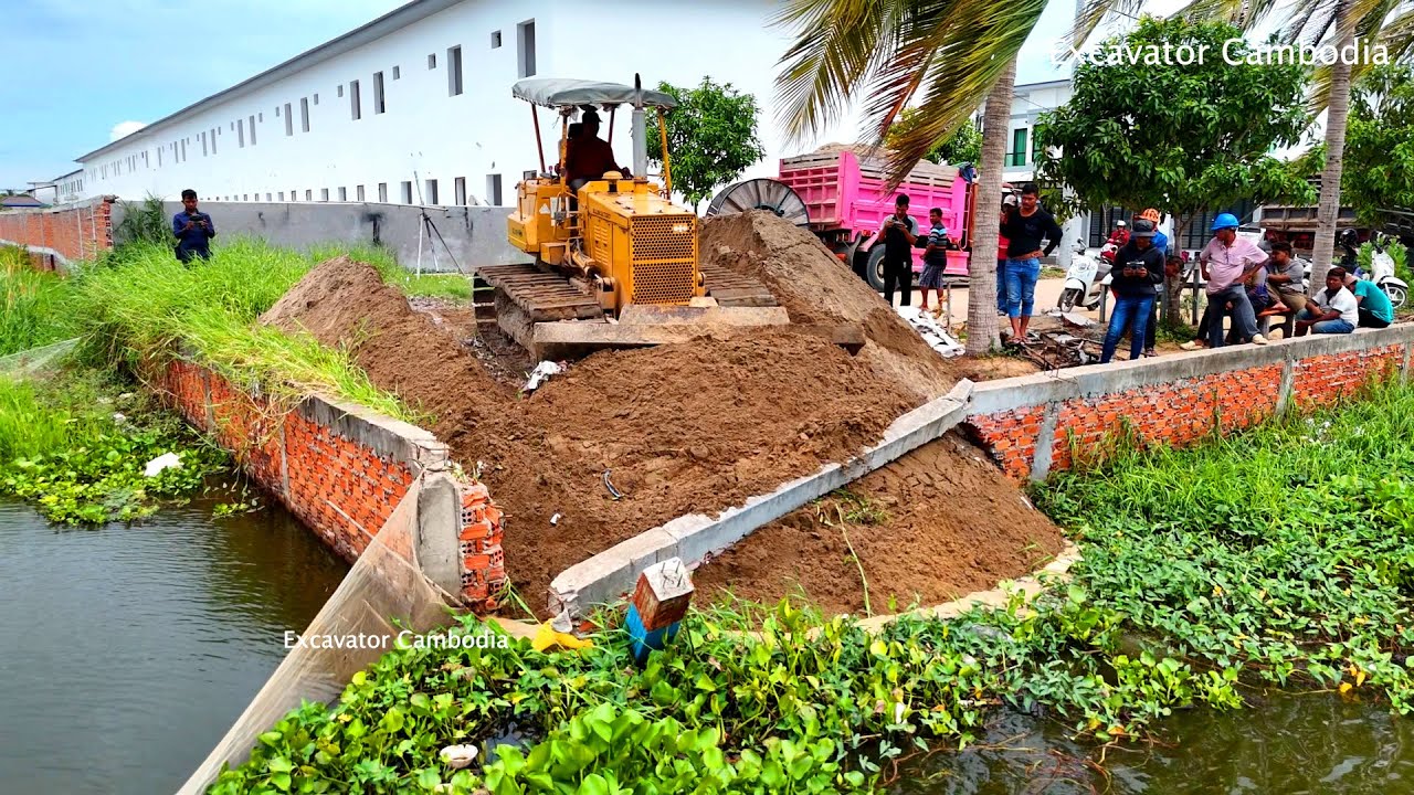 Amazing video a bulldozer is pushing sand to make a dam to prevent flooding during the rainy season