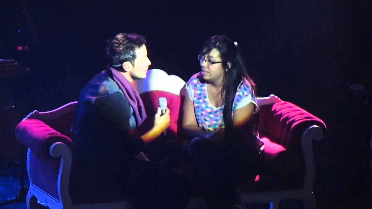 Luciano Pereyra le canta a fan en el Gran Rex Argentina 3/9/2015