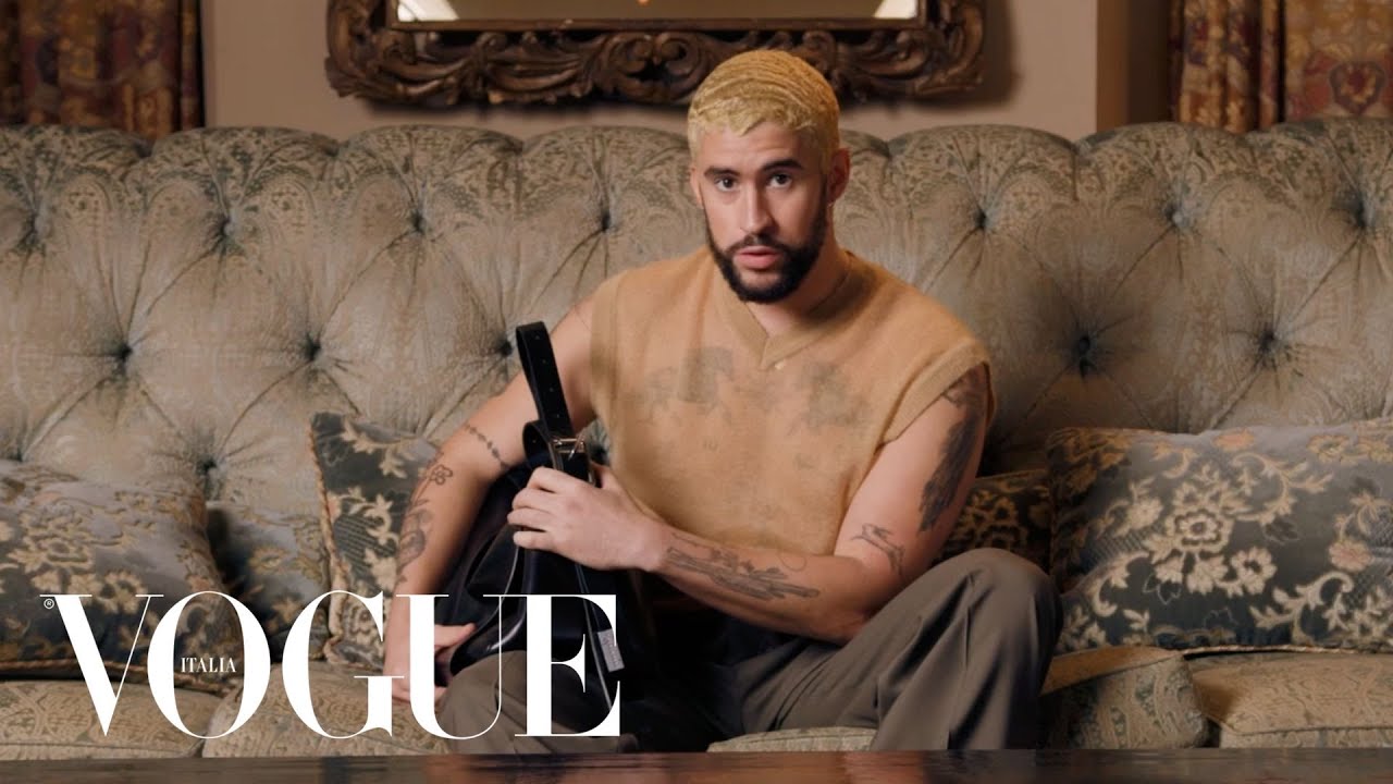 Bad Bunny rivela cosa custodisce nella sua borsa | Vogue Italia