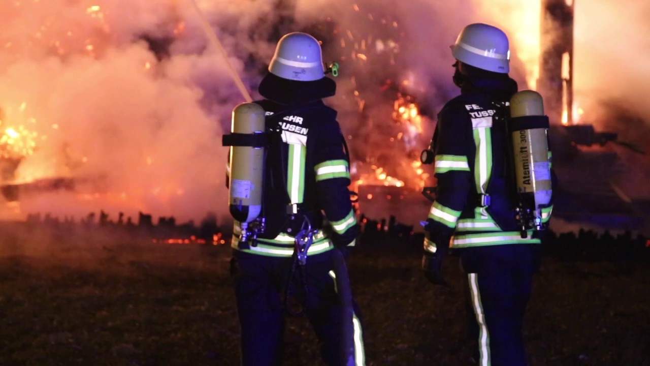 Zaisertshofen – Großbrand auf landwirtschaftlichen Anwesen – Maschinenhalle und Strohlager in Brand