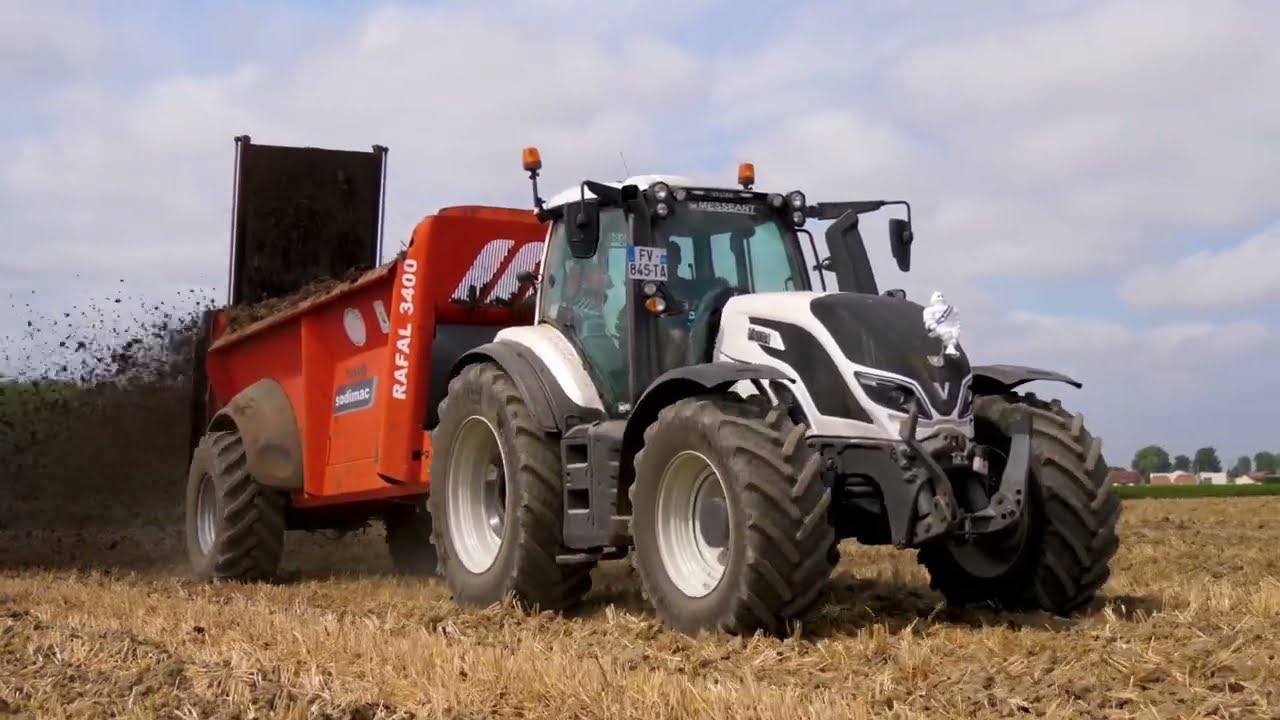 Duo de Valtra T4 à l'épandage de fumier