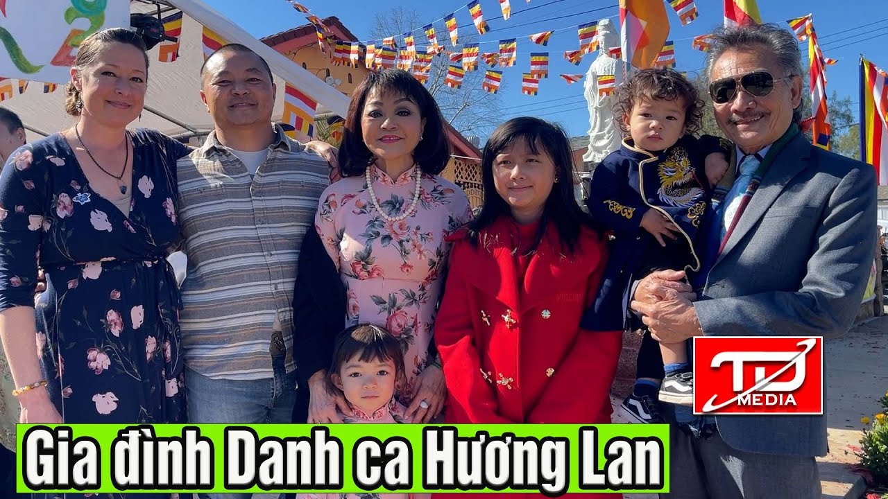 Gặp cả gia đình Danh ca Hương Lan đi Chùa Mùng 1 Tết