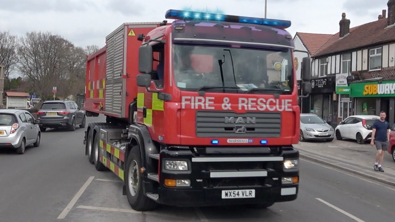 *TWO TONES* Stretford High Volume Pump HVP Responding - Greater Manchester Fire And Rescue Service