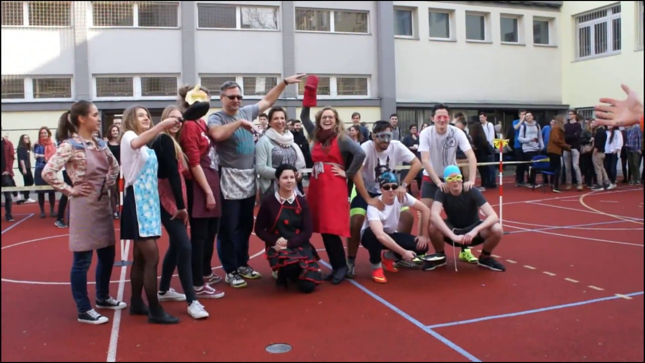Pancake Race XI LO im. Mikołaja Reja w Warszawie