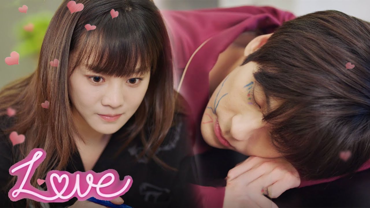 霸总没收女医生的零食，趁着霸总睡觉，女医生偷偷报复他，他醒了却笑着宠溺。