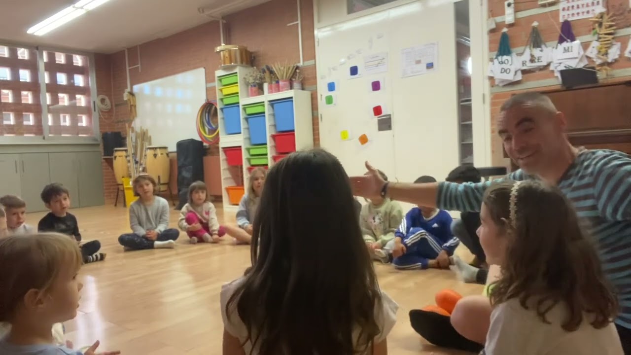 Jugant amb la plata d’enciam infantil verds