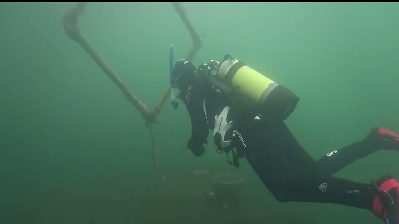 Tauchen im Straussee bei Berlin.