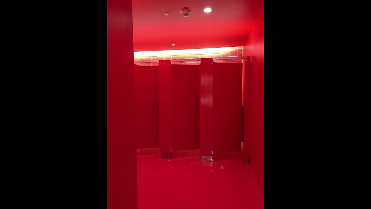 Mora x Bad Bunny x Sech - Volando, pero estas en el baño en una fiesta.
