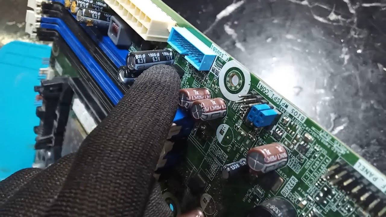 Réparation du circuit RAM d’un Acer Aspire sans condensateurs identiques – méthode ingénieuse !
