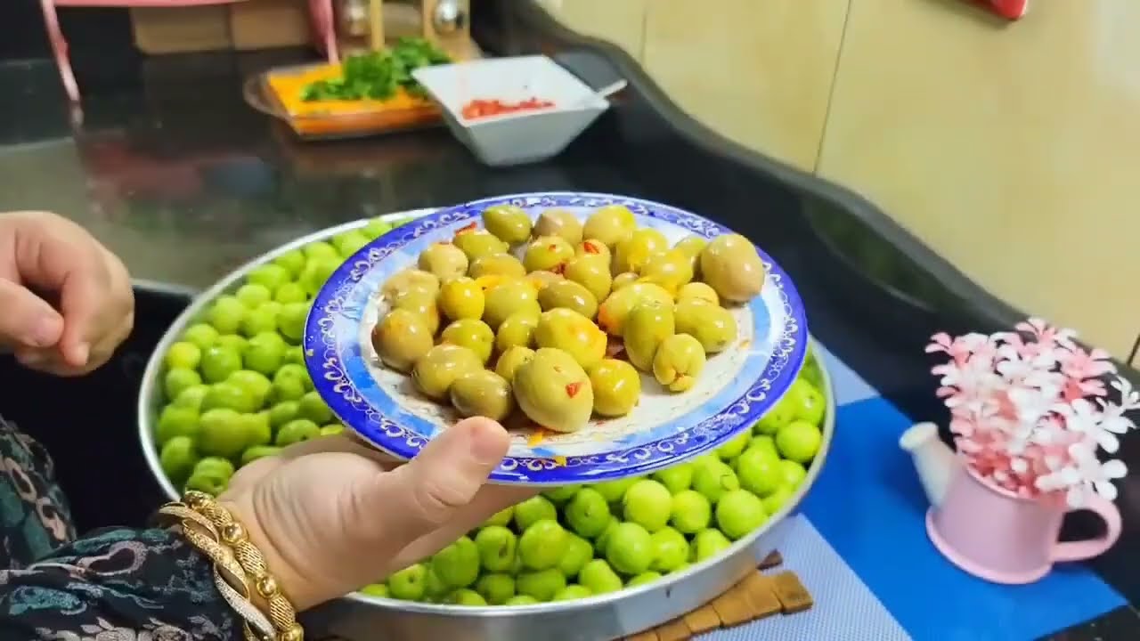 ولا تنقعيه. ولا تشقيه ✂️ في البرطمان. وعبيه احلي مخلل زيتون هاتاكليه. سر ٧ سنين #وصفات  #مطبخ 