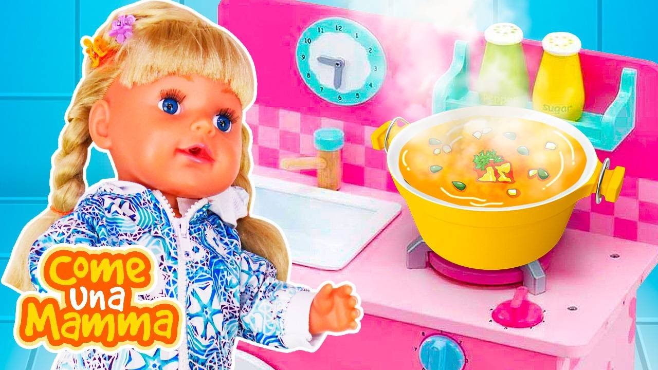 Emily, non toccare la pentola calda nella cucina giocattolo! Come una mamma. Video per bambini