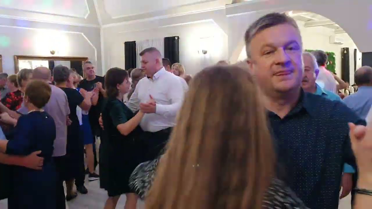 25 11 2023  zabawa ANDRZEJKOWA u Teresy a śliczna Monisia płynie z partnerem po parkiecie