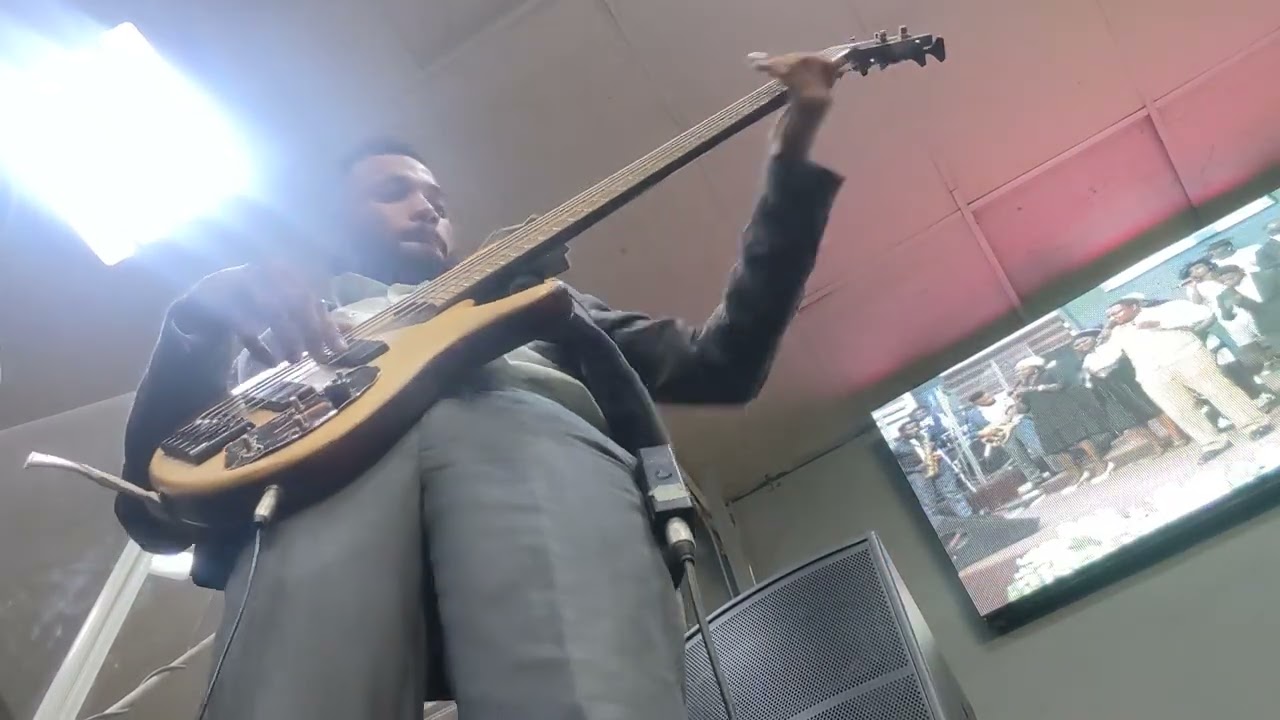 Gbope Mi OLUWA live sweet ministration Bass guitar: by yours faithfully Enjoy 💯🎸🥰❤️