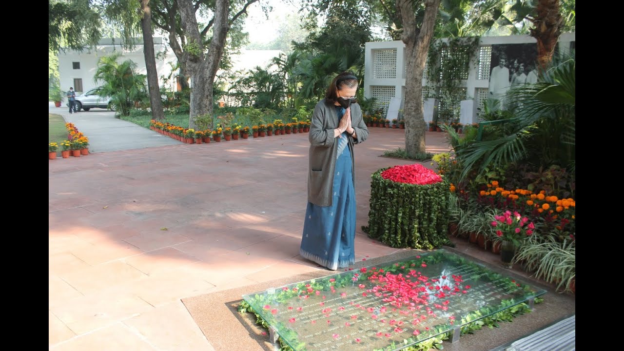 Congress President Smt. Sonia Gandhi pays homage to Smt Indira Gandhi at Indira Gandhi memorial