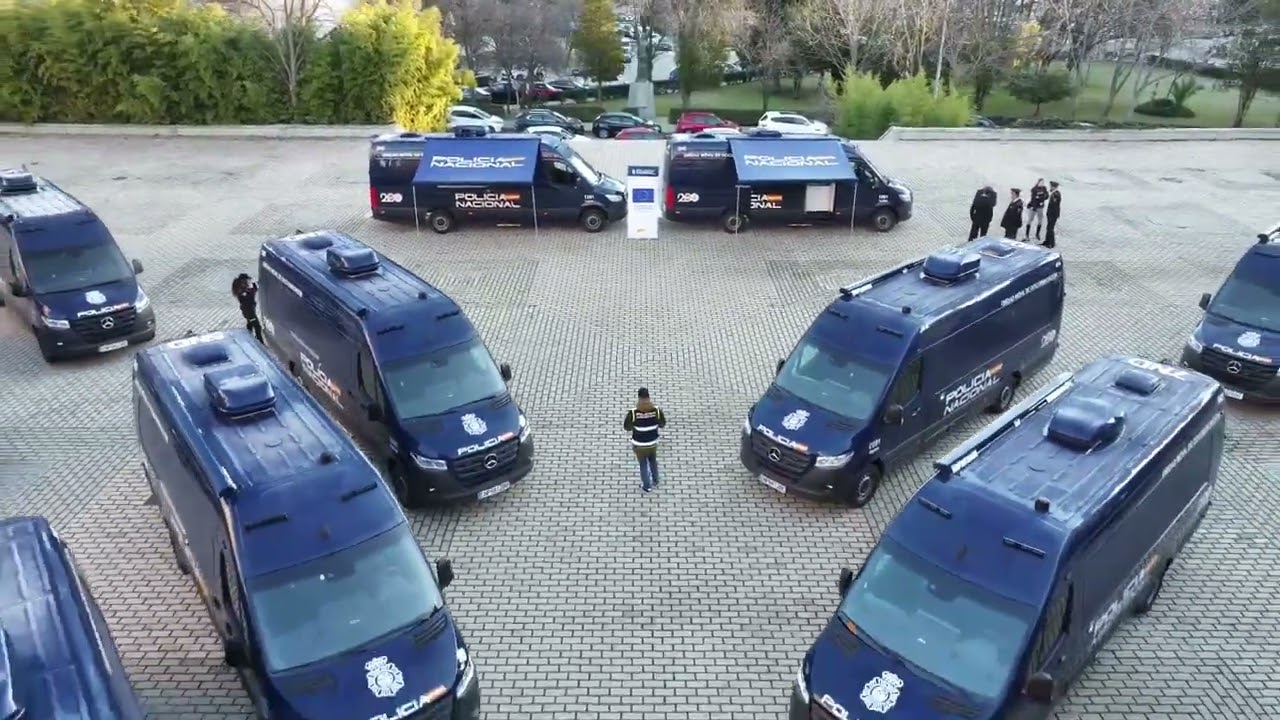 La Policía Nacional distribuye nuevos vehículos VIDOC para la expedición de documentación