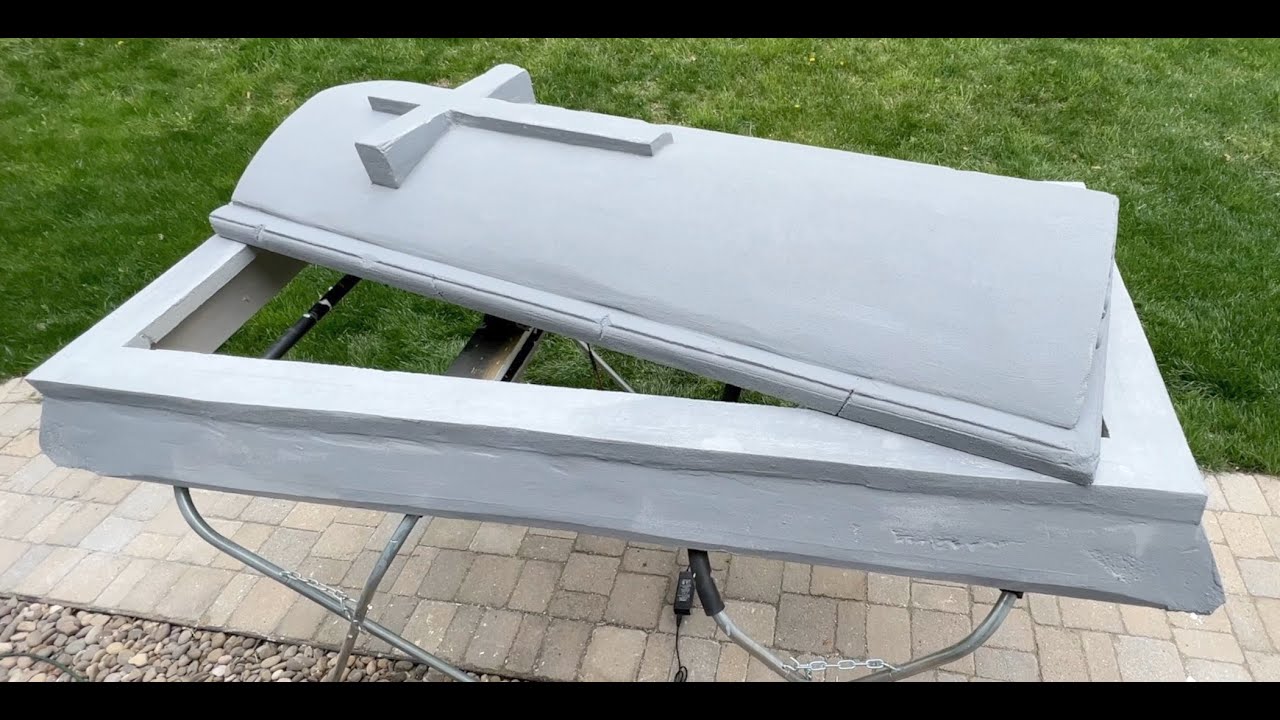 Halloween Crypt with Moving Top