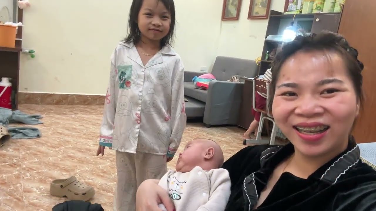 Hoài Vừa Bế Em Bé Lại Vừa Phải Trông 5 đứa Nghịch Như Giặc Đau Hết Đầu