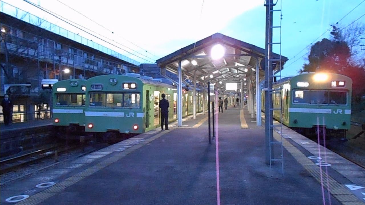【2面3線時代の記録 】秋の多客輸送に伴い103系３編成が横並びした桃山駅　15.11.21