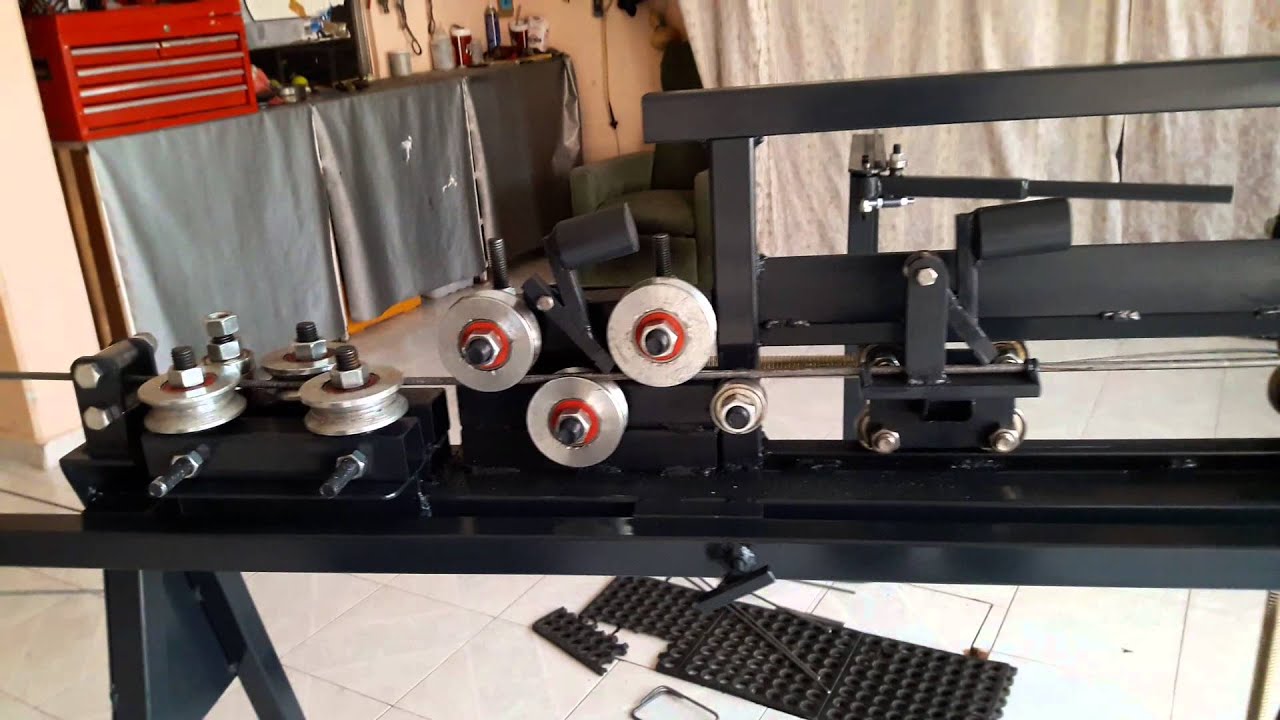 MAQUINA ENDEREZADORA Y CORTADORA MANUAL.