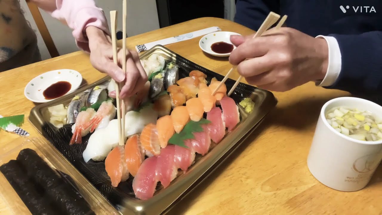 今日の晩ご飯は くら寿司のお寿司🍣テイクアウトで家で お腹いっぱい食べちゃうぞ😋