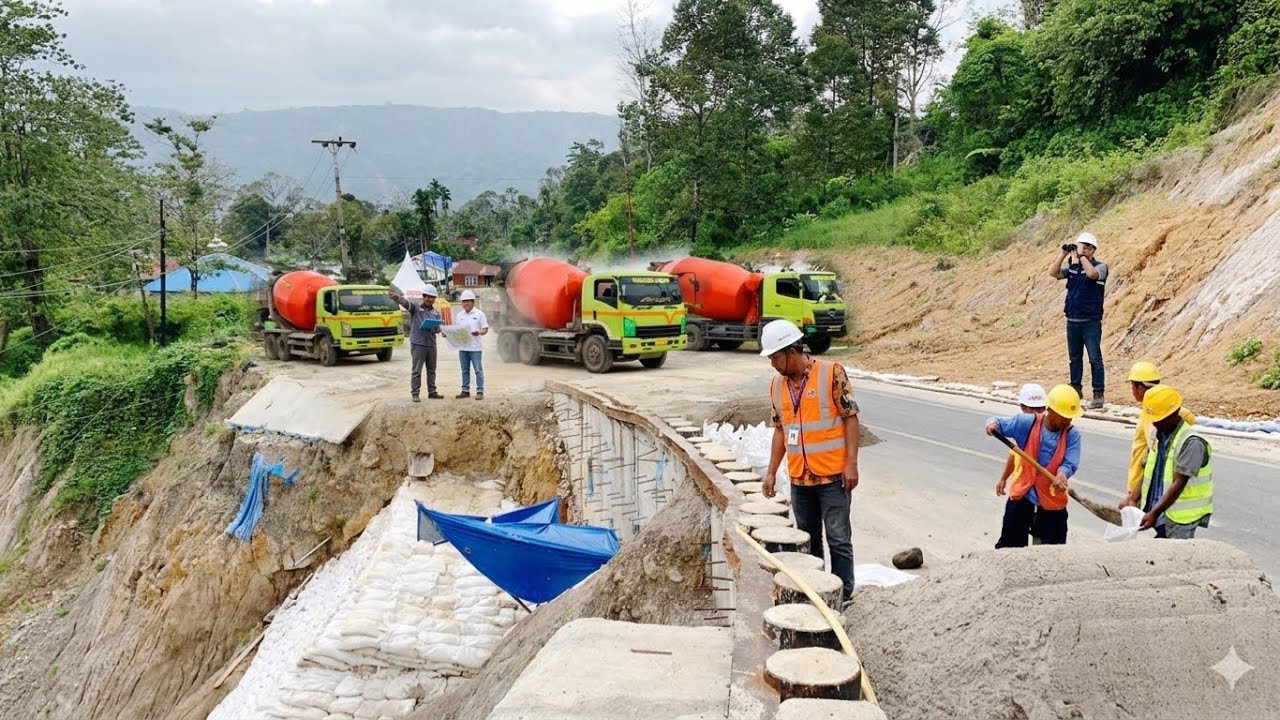 TUMPUKAN MATERIAL DI JALAN BATU JOMBA❗️PENGECORAN KALI INI DATANGKAN TIGA TRUCK MIXER.