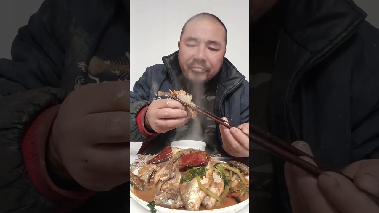Braised crucian carp in soy sauce, the aroma is irresistible, let's eat fish!