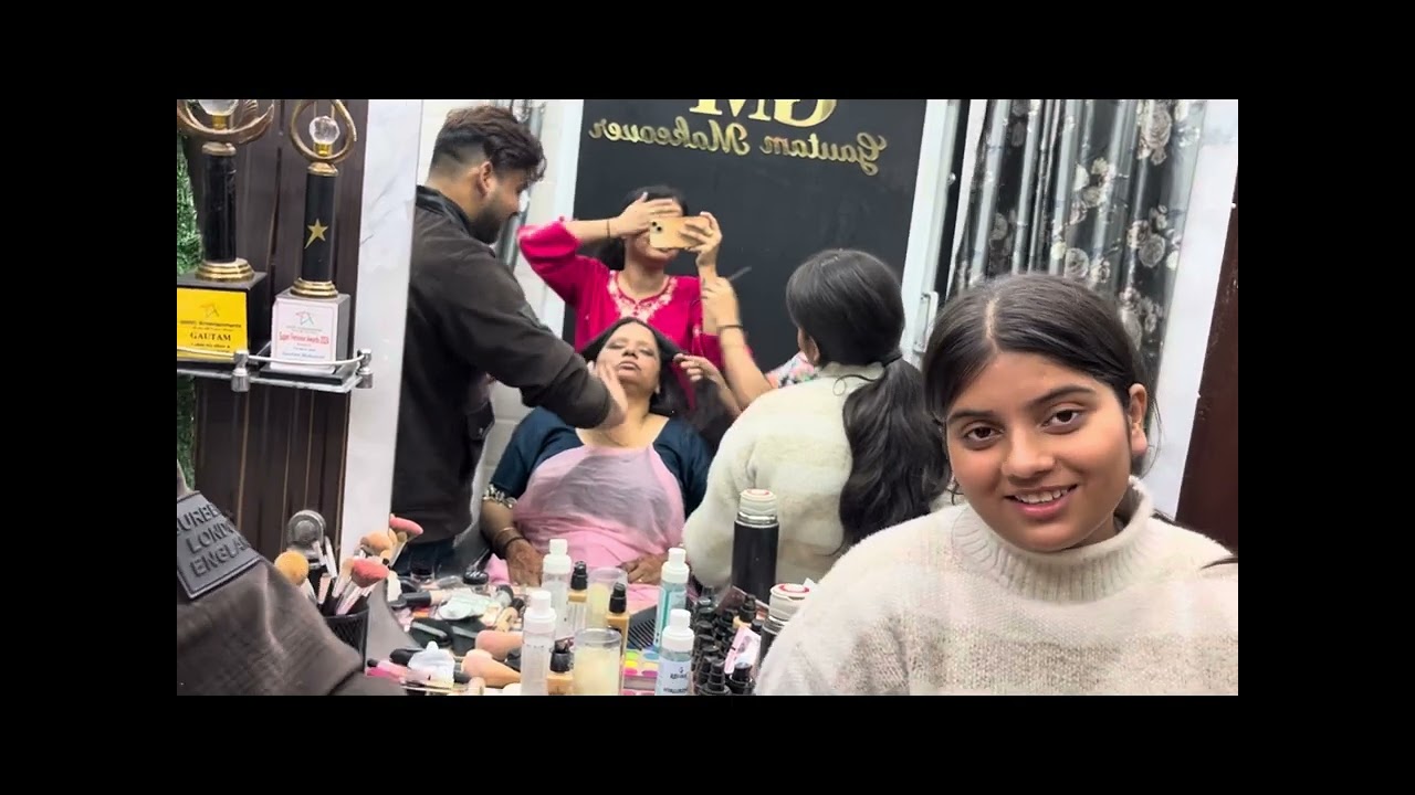Palam Se vapas aana pada studio makeup karne 💁#viralvideo #celebrity #makeupartist 