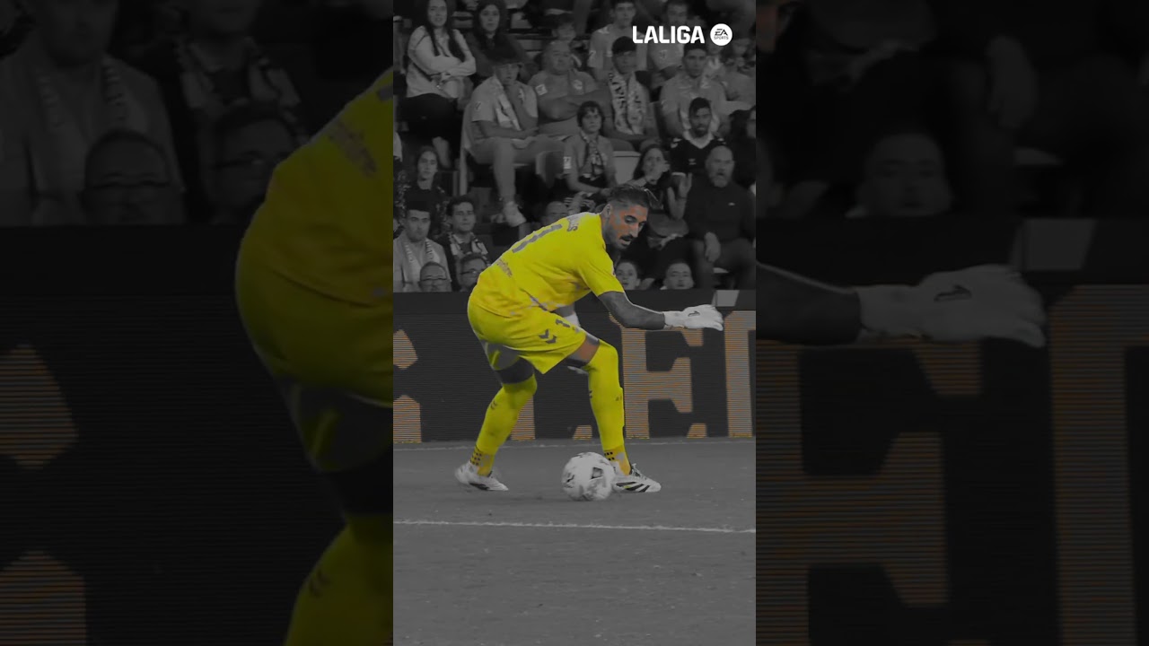 𝑭𝒆𝒆𝒍𝒊𝒏𝒈 𝒔𝒂𝒇𝒆 in Alvaro Valles hands 🧤🔒#LALIGAHighlights