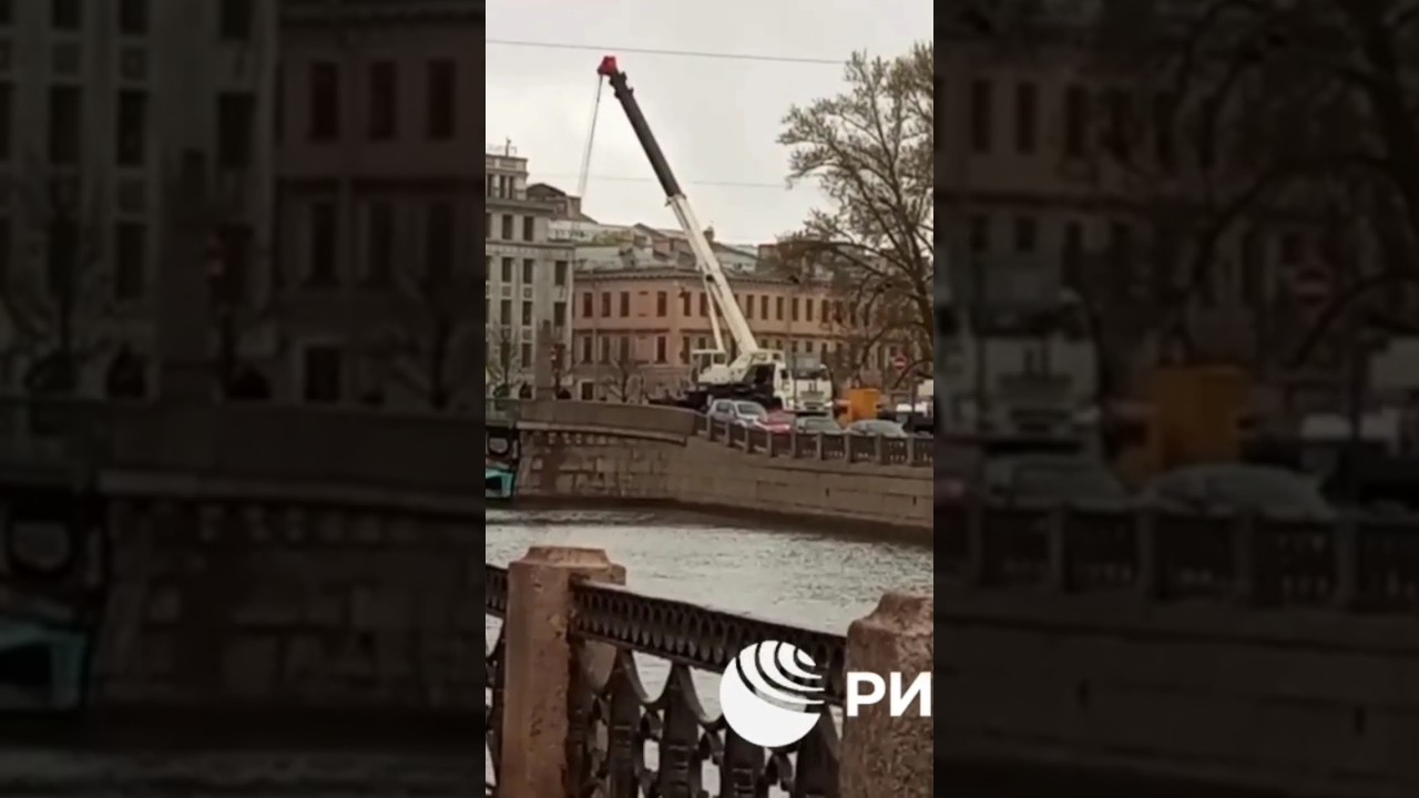Упавший автобус достают с помощью крана