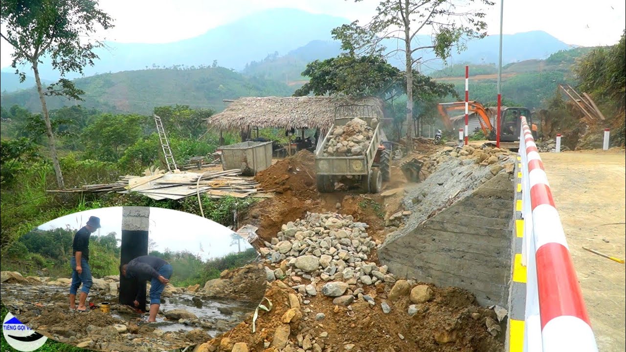 Cầu Khe Trang (T177) Chuyển đá khơi thông mương nước Sơn tấm sắt trụ chánh va đập