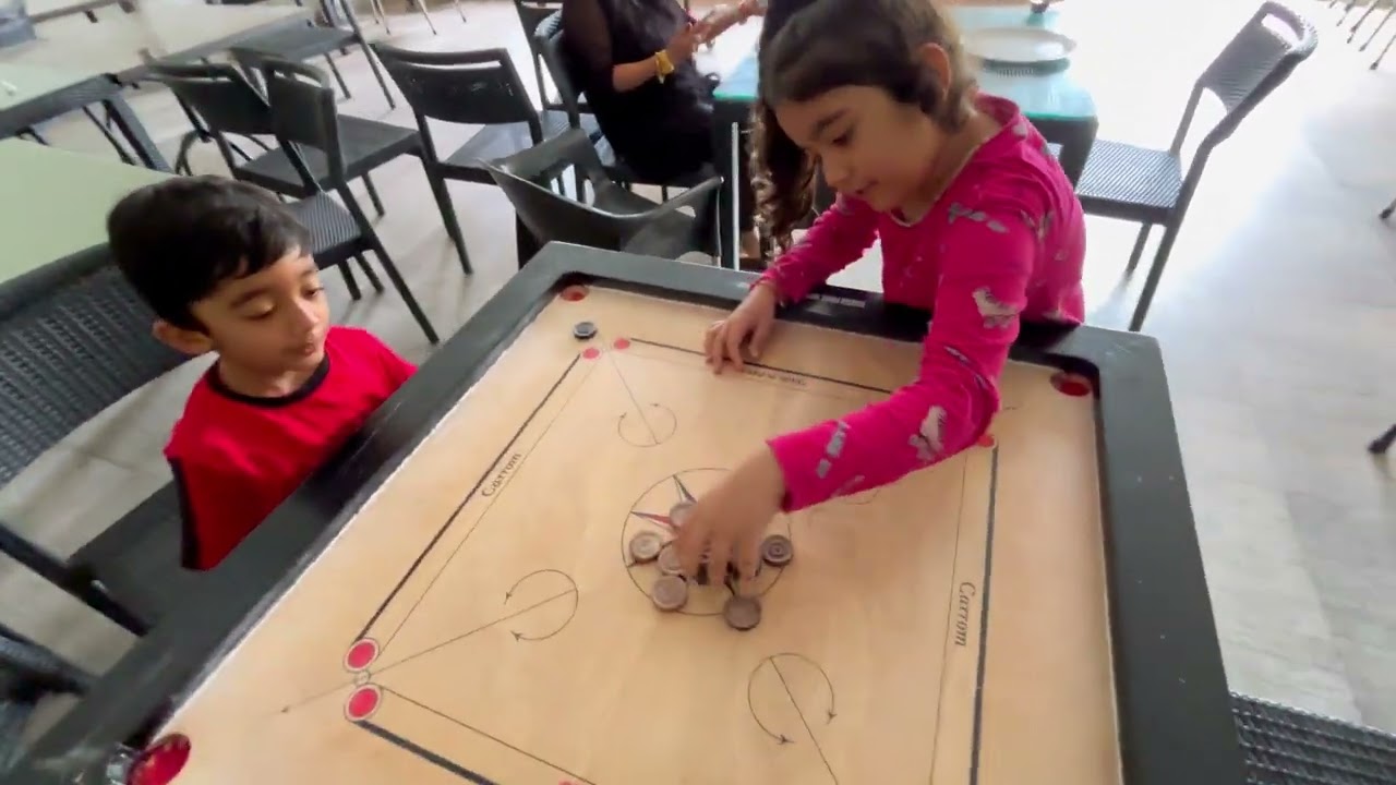 Carrom board game with kids 👶 carrom board game kaise khelte hain