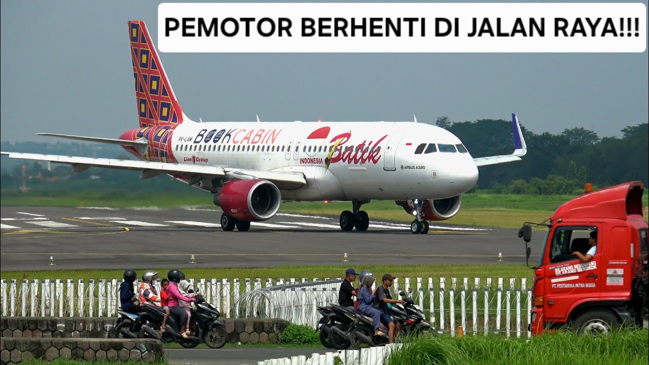 Pesawat Batik Airbus A320 Take Off di Pinggir Jalan. Banyak Pemotor Berhenti