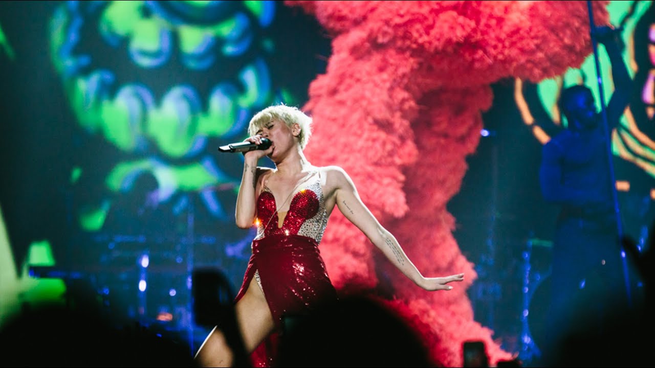 Miley Cyrus - FU (Live at the Bangerz Tour)