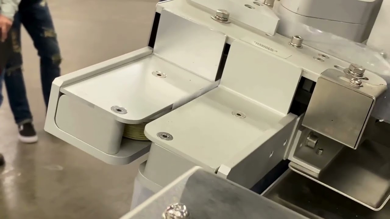 Emplex ACS7313 - Vacuum and gas flushing bags with an l Belt Conveyor and Trimmer