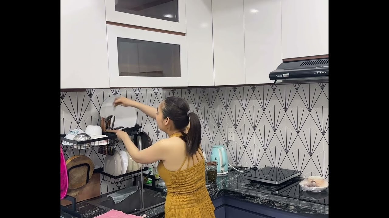 &Uacute;t Nhỏ Ngọc H&acirc;n đang rửa ch&eacute;n bị quay l&eacute;n đang tập h&aacute;t v&agrave; c&aacute;i kết