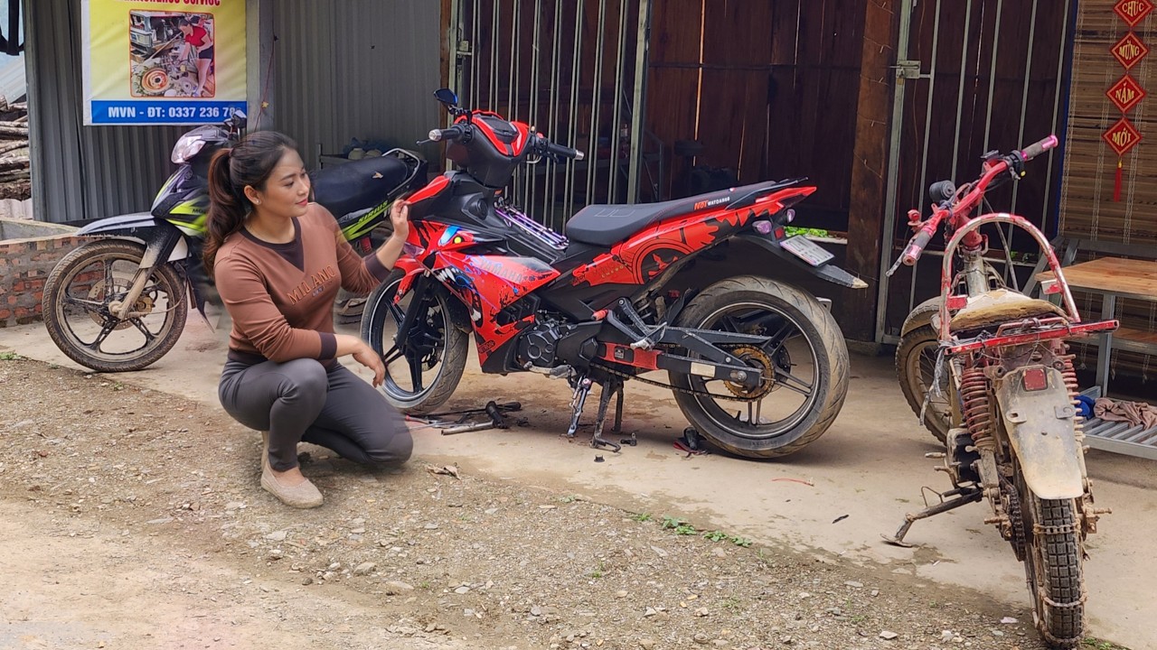 A day of hard work for the girl replacing a broken motorcycle lock.