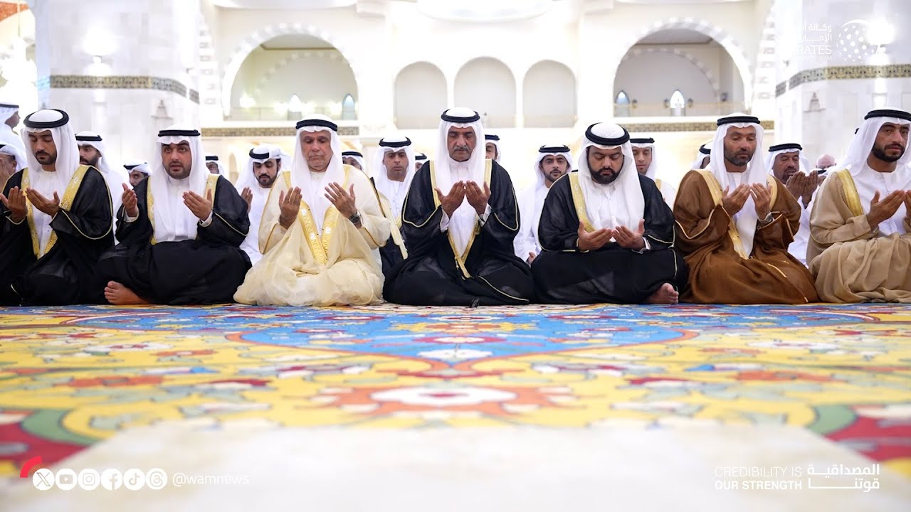 حمد الشرقي يؤدي صلاة عيد الأضحى المبارك بحضور ولي العهد في جامع الشيخ زايد بالفجيرة