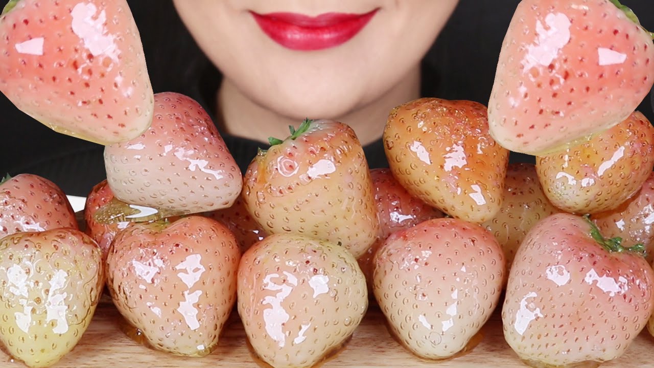 ASMR White Strawberry Tanghulu  mukbang  만년설딸기 하얀딸기 탕후루 리얼사운드 먹방 eating sound