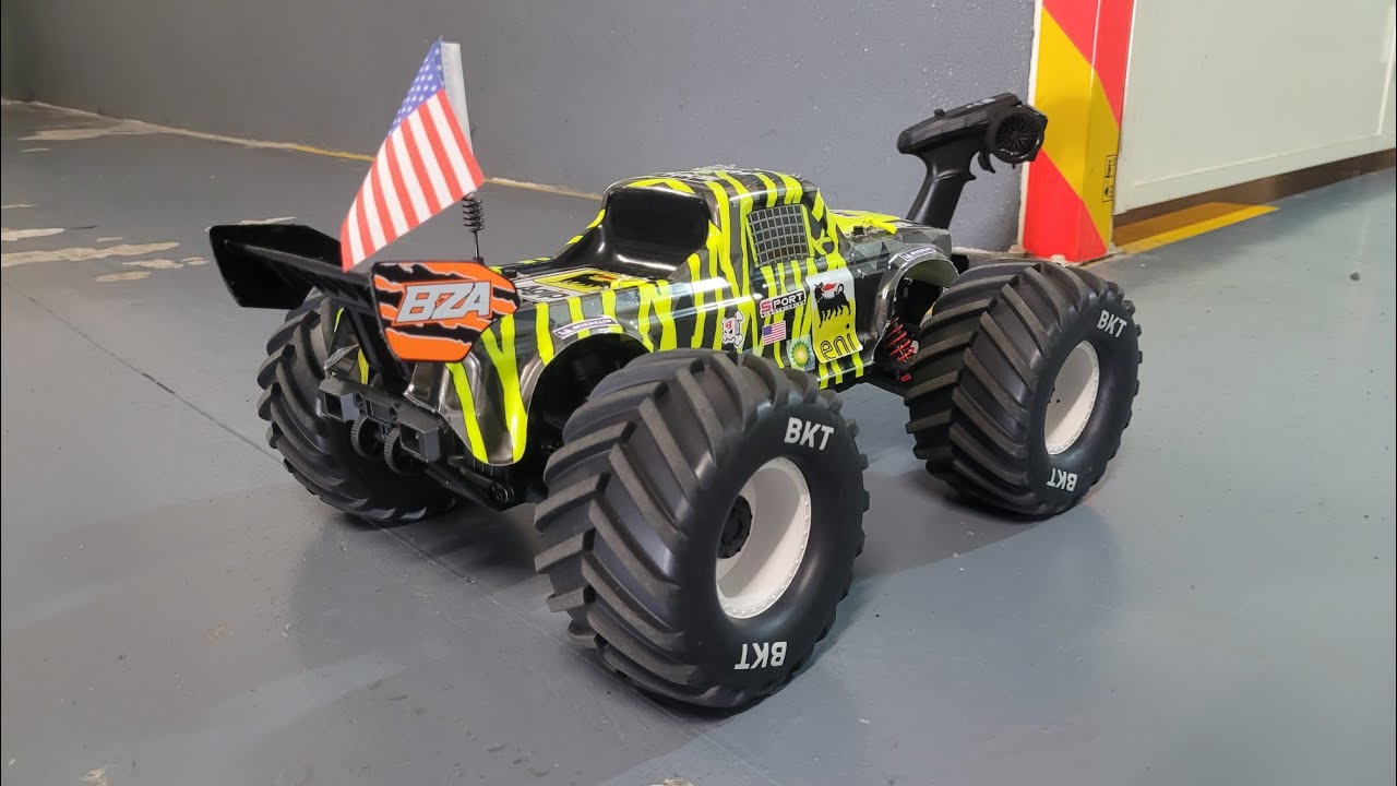 Rc Monster Truck 4K60 75% Speed in big Garage