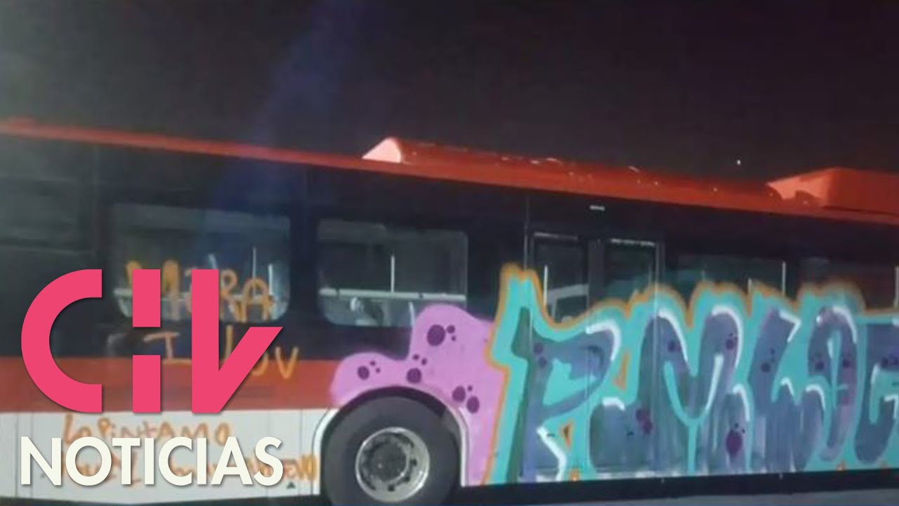 Bus eléctrico del Transantiago fue atacado por grafiteros antes que comenzara a circular