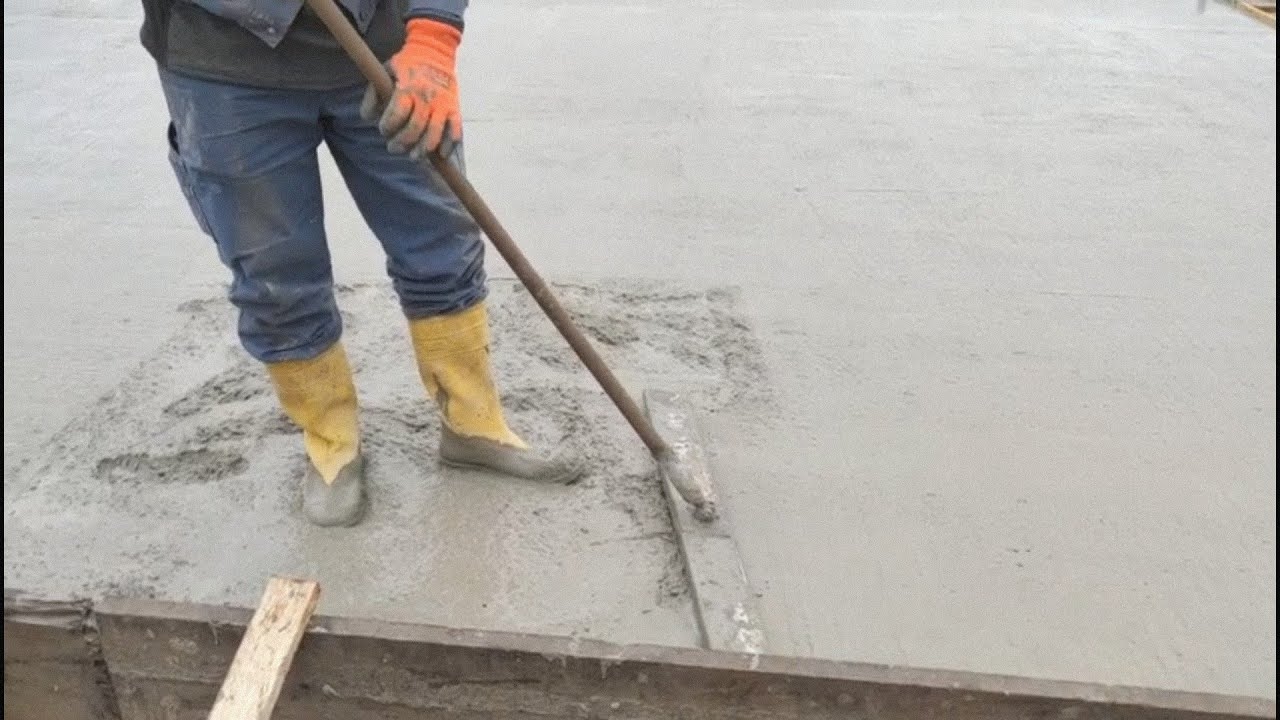 Betonieren und Glätten der betonplatte Bodendecke David M.