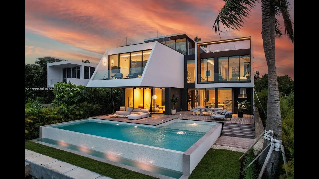 1369 N Venetian Way, Miami Beach, FL 33139