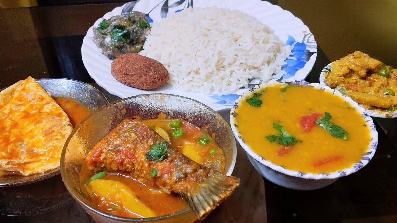 TODAY'S EATING SHOW:BASMATI RICE WITH MACHER JHOL,DIMER JHAL,TOMATO DAAL,FULKOPI POSTO,BEGUN BHARTA 
