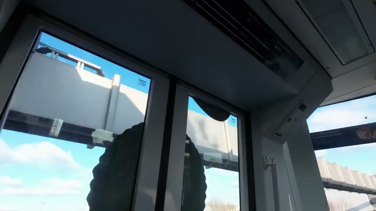 Dusseldorf skytrain to airport #skytrain #düsseldorf #germany #dusseldorf #flughafen 