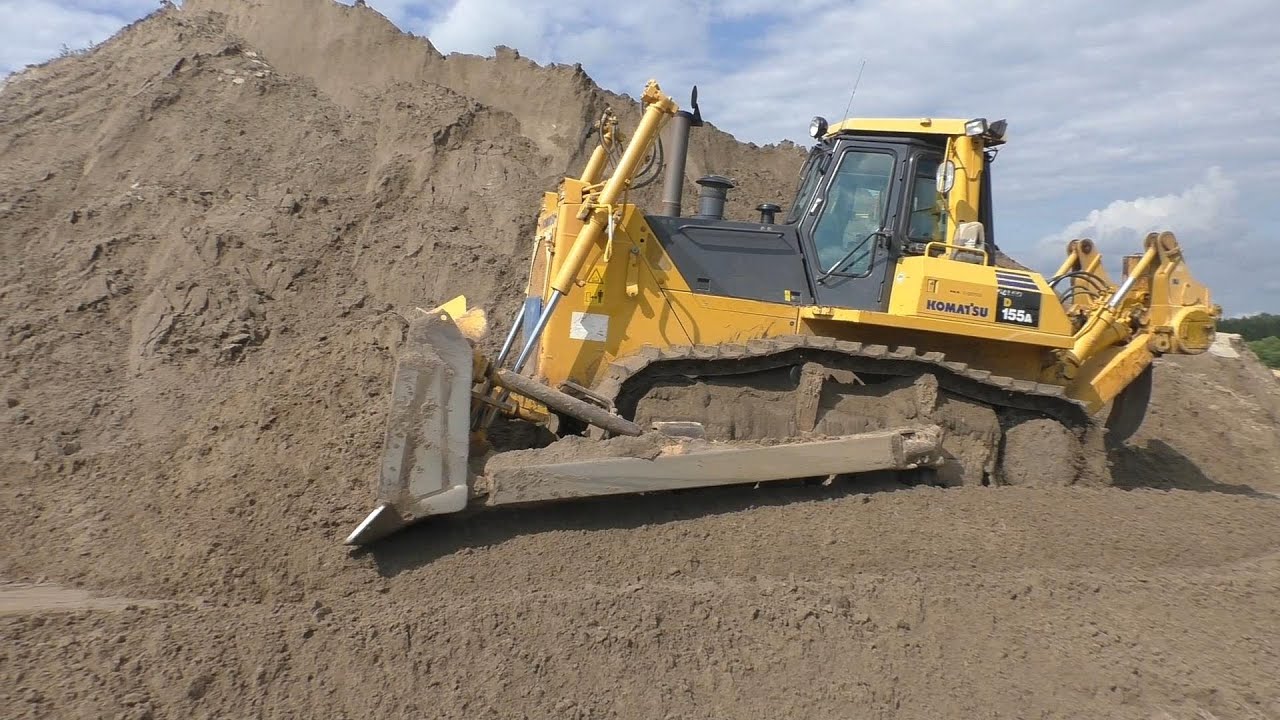 Komatsu D155A-5 pushing and spreading sand